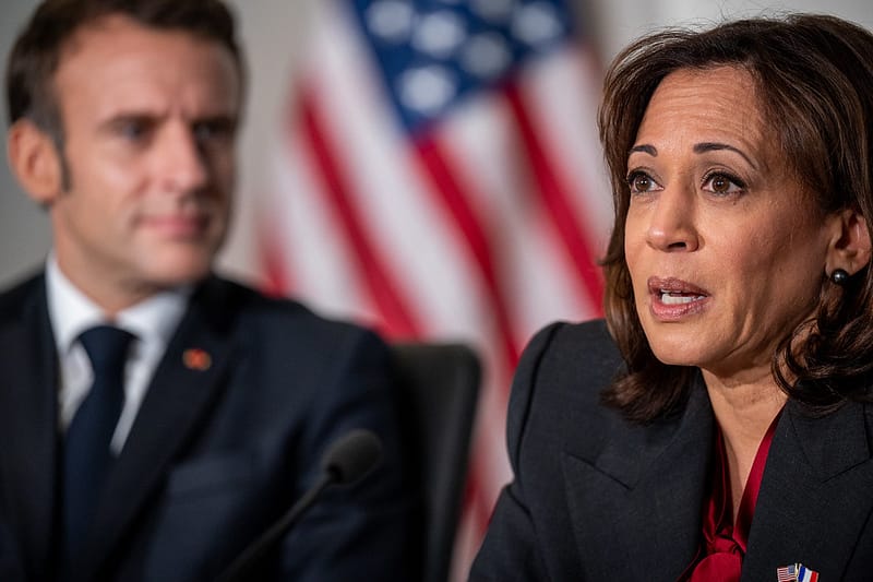 VP Kamala Harris and French President Emmanuel Macron meet at NASA HQ (NHQ202211300004)